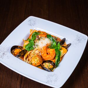 Спагетти с морепродуктами в томатном соусе