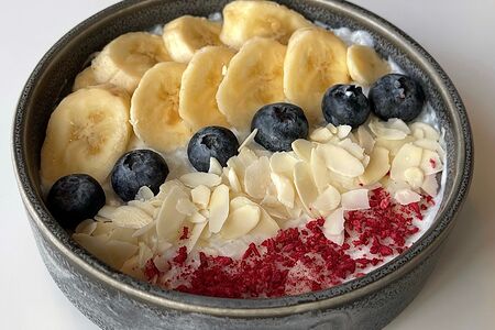 Каша рисовая с голубикой, бананом и лепестками миндаля