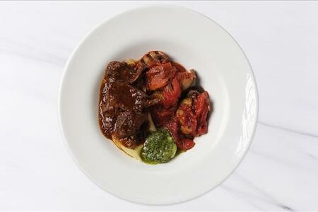 Ягненок с печеными овощами, картофельным пюре и песто