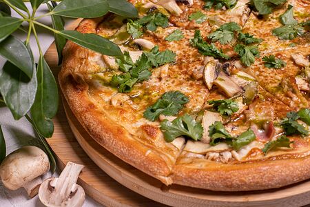 С цыпленком, беконом, ветчиной и маринованным огурчиком