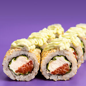 Ролл с лососем и соусом Шисо