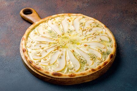 Пицца Груша с горгондзолой