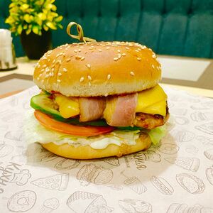 Бургер с куриной грудкой и с беконом