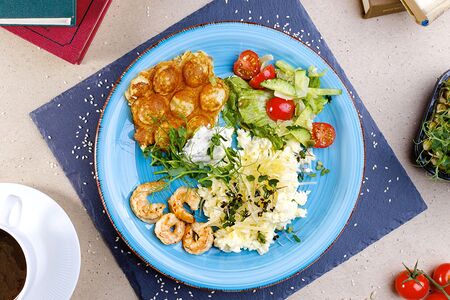 Скрэмбл с картофельной вафлей и творожной намазкой