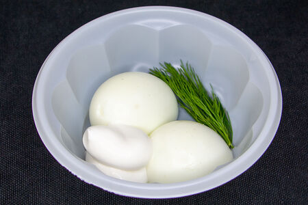 Яйцо под майонезом