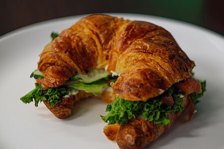 Круассан с лососем