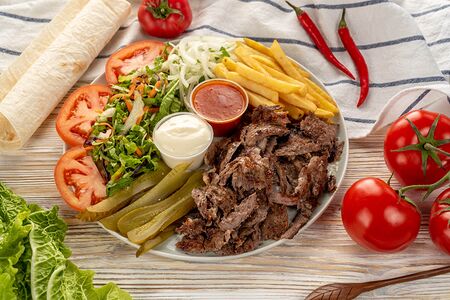 Донер говяжий на тарелке