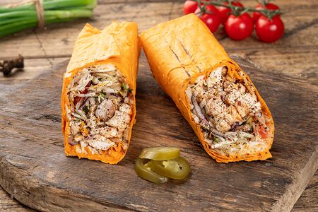 Шаурма в сырном лаваше с курицей острая