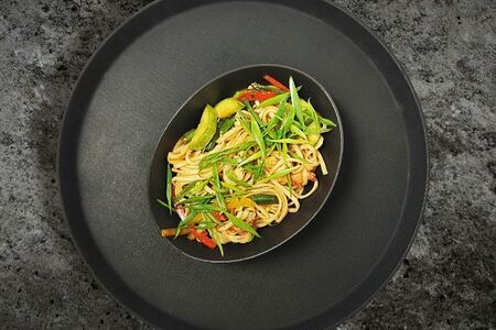 Пшеничный удон с креветками, болгарским перцем в соусе пад-тай