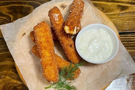 Палочки из сыра моцарелла с чесночным соусом