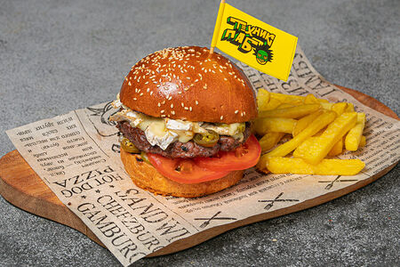 Бургер с говяжьей котлетой и сыром чеддер