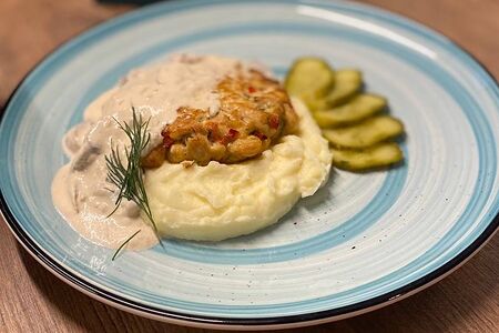 Рубленая котлета с пюре и грибным соусом