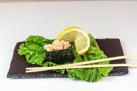 Суши гункан с креветкой