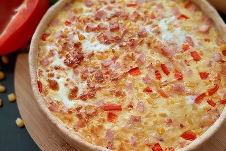 Киш с ветчиной, овощами и сыром