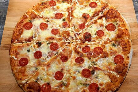 Пицца с моцареллой и черри