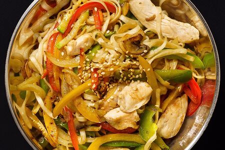 Удон с курицей, говядиной, морепродуктами