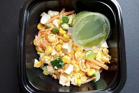 Салат с куриным филе, корейской морковкой и соусом песто