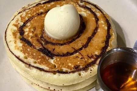 Панкейки с карамельным припеком и кленовым сиропом