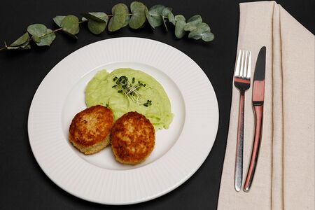 Куриные котлеты с базиликовым пюре