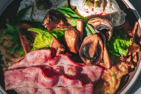 Огромный дряник с беконом и яйцом пашот