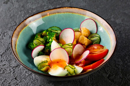 Салат овощной с яйцом