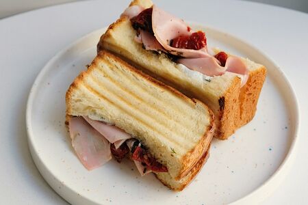 Сэндвич с мортаделлой, вялеными томатами и тапенадой из оливок