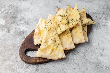 Фокачча с пекорино и розмарином