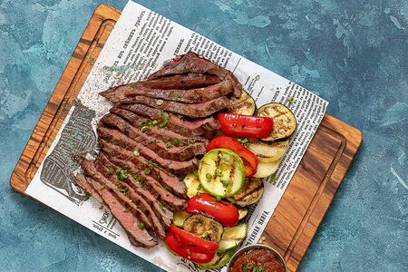 Flank Steak с овощами гриль и соусом Бурбон