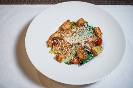 Салат Цезарь со слабосоленым лососем