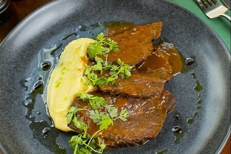 Тушеные говяжьи щеки с пармезаном