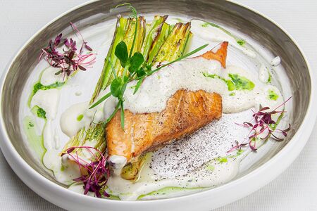 Копчёная форель с печеным луком-пореем