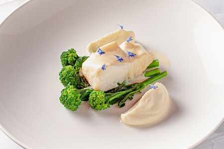 Палтус с сезонными овощами, кремом из сельдерея и соусом из эстрагона