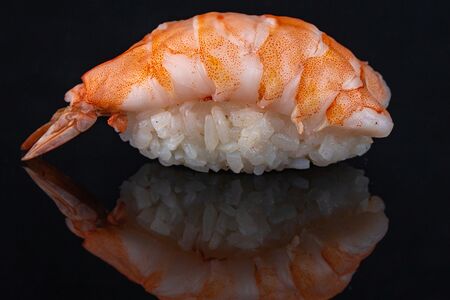 Суши с креветкой
