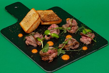 Ростбиф с подкопчённым соусом ранч