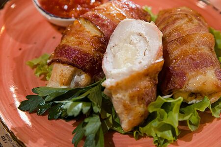 Куриные рулетики в беконе с начинкой из сливочного сыра
