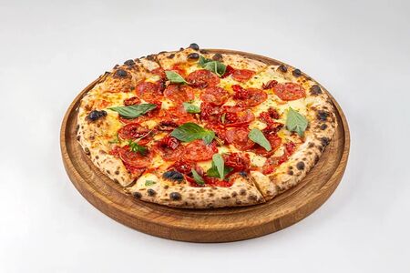 Пицца с чоризо и домашним сыром