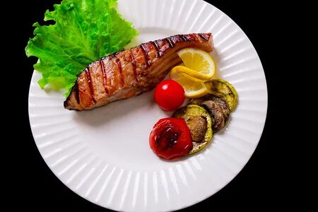 Стейк сёмги в медово-соевом соусе