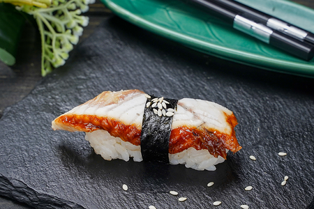 Суши с угрем