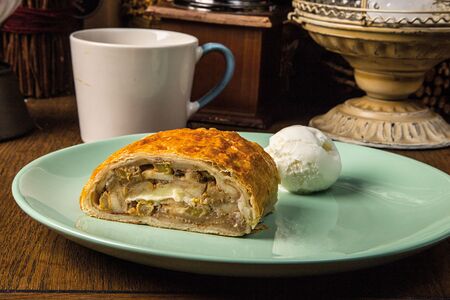 Штрудель яблочный со сливочным кремом