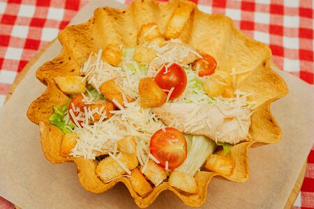 Салат Цезарь с цыпленком