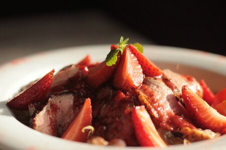 С утиной грудкой и клубникой