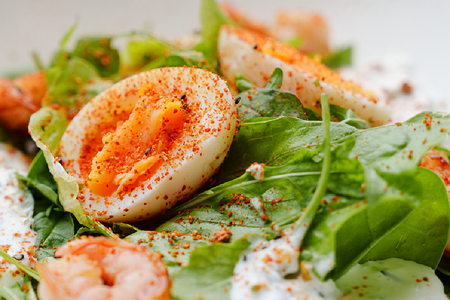 Зеленый салат с креветками и яйцом