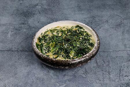 Шпинат со сливками в белом вине