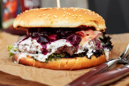 Бургер с вишней