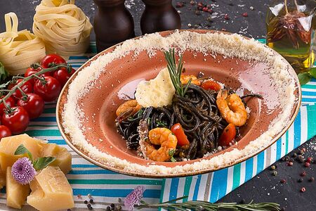 Черные спагетти с тигровыми креветками