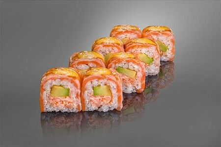 Ролл с лососем татаки и сальсой из манго