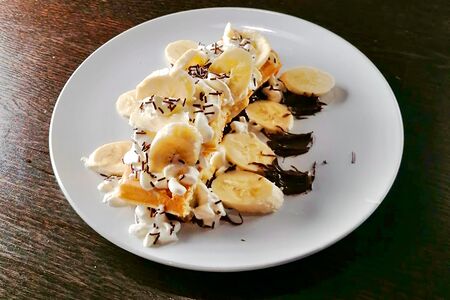 Вафля с шоколадной пастой и бананом