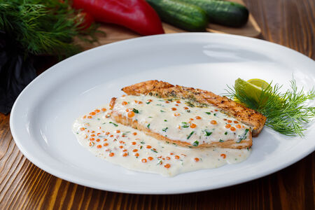 Стейк из сёмги под сливочное - икорным соусом