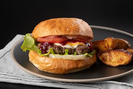 Бургер С брусничным соусом