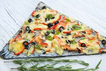 Черная пицца с семгой и моцареллой